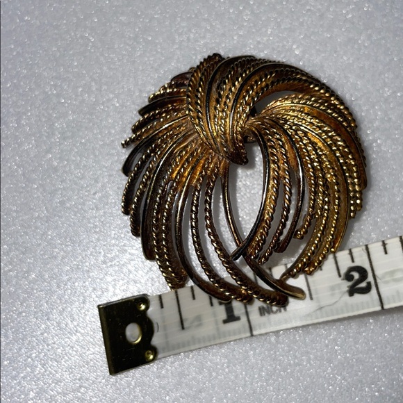 Vintage Monet Signed 1960s Cordelia Gold Tone Swirl Rope-Textured Brooch - Picture 5 of 5